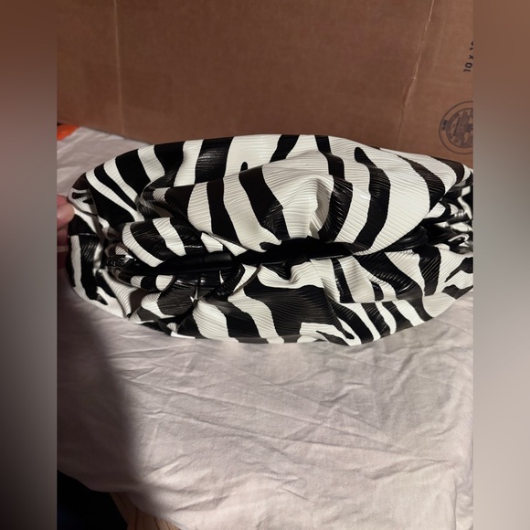 Zebra Dumpling clutch with shoulder strap animal print New in package - Picture 3 of 4